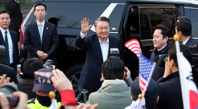 윤석열 대통령 법률대리인단과 더불어민주당이 충돌했다. 사진은 지난 8일 석방 후 지지자들에게 인사하는 윤 대통령. /사진=뉴시스