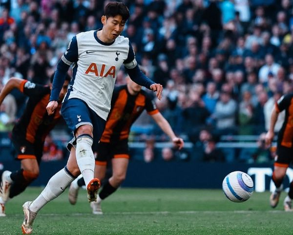 손흥민이 후반전 교체 투입 후 페널티킥을 얻어내더니 직접 마무리까지 하며 패배 위기의 팀을 구했다. 사진은 본머스전 후반에 교체 투입된 손흥민의 모습. /사진=토트넘 홋스퍼 인스타그램 캡처