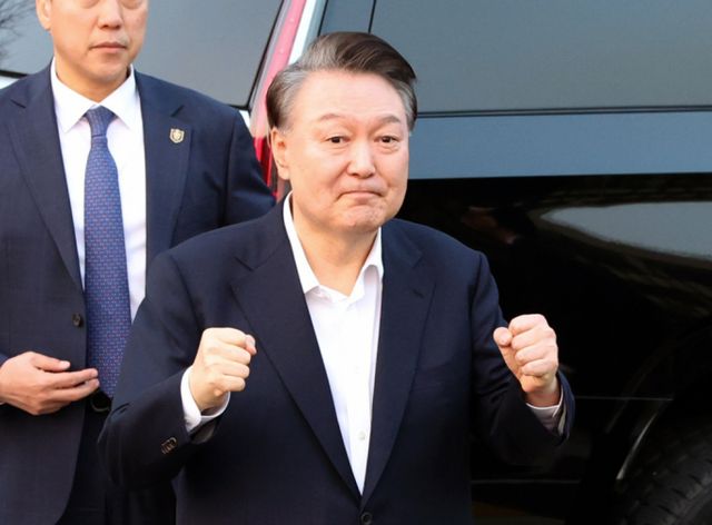 윤석열 대통령의 향후 움직임에 관심이 쏠린다. 사진은 지난 8일 석방 후 지지자들에게 인사하는 윤 대통령. /사진=뉴시스