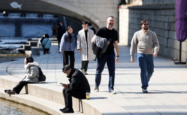 10일은 전국이 대체로 맑겠다. 다만 제주도는 비가 내리겠다. 사진은 서울 청계천에서 산책하는 시민. /사진=뉴시스