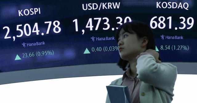 공매도 재개 이튿날인 1일 오전 서울 중구 하나은행 본점 딜링룸 전광판에 코스피와 코스닥, 원/달러 환율 개장 시황이 표시되고 있다. /사진=뉴스1