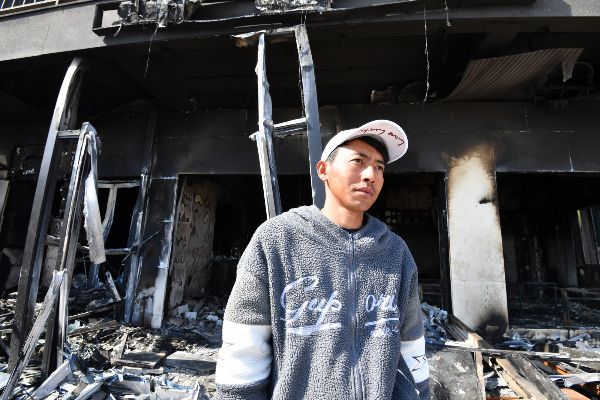 법무부가 산불에 마을 주민들을 안전한 곳으로 대피시킨 인도네시아 국적의 선원 수기안토씨에게 장기 거주 자격을 주는 방안을 검토한다. 사진은 경북 영덕군 축산면 경정3리에서 구조 상황을 설명하는 인도네시아 국적의 외국인 선원 수기안토씨 모습. /사진=뉴스1