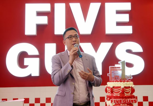 김동선 한화갤러리아 전략본부장 부사장이 지난해 6월 서울 서초구 파이브가이즈 강남에서 열린 파이브가이즈 국내 오픈 1주년 기념 행사에서 인사말을 하고 있다. /사진=뉴시스