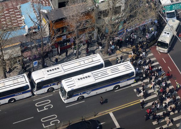 헌법재판소 인근에는 윤석열 대통령을 지지하는 시위자들의 천막 농성과 필리버스터가 이어지고 있다. 사진은 윤석열 대통령에 대한 탄핵 심판 선고일이 결정된 1일 서울 종로구 헌법재판소 인근이 통제되자 시민들이 발걸음을 옮기고 있는 모습. /사진=뉴스1