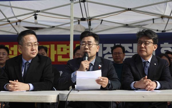 윤석열 대통령 선고를 앞두고 더불어민주당이 비상 행동을 이어간다. 사진은 더불어민주당이 서울 종로구 광화문에 마련된 천막당사에서 원내대책회의를 주재하는 모습. /사진=뉴시스