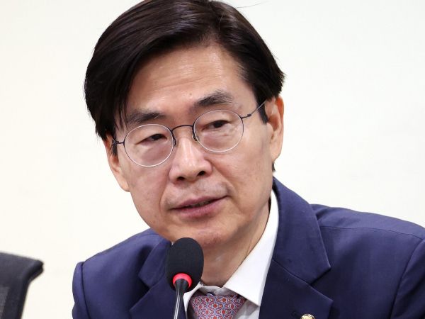 조경태 국민의힘 의원이 헌법재판소가 윤석열 대통령 탄핵소추를 인용할 것으로 판단했다. 사진은 조경태 국민의힘 의원이 지난 1일 오전 서울 여의도 국회 의원회관 간담회의실에서 열린 '혐오와 폭력 메디스태프 내 불법행위, 해법은?' 토론회에서 축사를 하고 있는 모습. /사진=뉴시스