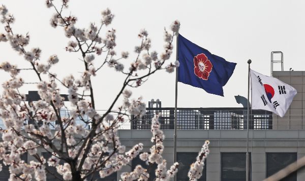 헌법재판소가 오는 4일 오전 11시에 윤석열 대통령 탄핵심판 선고기일을 진행한다. 사진은 지난 1일 서울 종로구 헌법재판소의 깃발이 바람에 날리는 모습. /사진=뉴스1