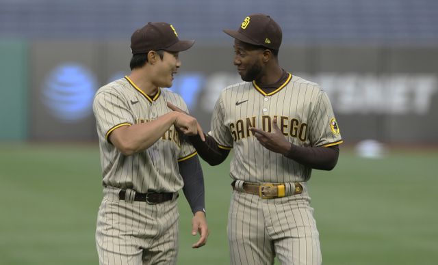 김하성과 함께 활약했던 주릭슨 프로파가 금지 약물 복용 사실이 적발돼 80경기 출장 징계 처분을 받았다. 사진은 2024시즌 샌디에이고 파드리스에서 활약한 주릭슨 프로파(오른쪽)와 김하성의 모습. /사진=로이터