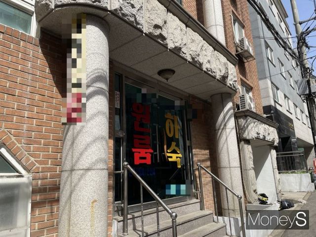 고물가와 치솟는 월세에 대학생들이 '하숙집'으로 발길을 돌리고 있다. 사진은 서울 서대문구 창천동에 위치한 한 하숙집 입구 /사진=이소연 기자