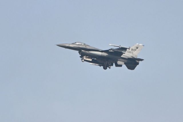  미국이 남중국해 영유권을 놓고 분쟁 중인 필리핀에 F-16 전투기를 판매하기로 잠정 결정했다. 사진은 지난달 12일 미 공군 F-16 전투기가 광주 서구 치평동 하늘에서 비행 훈련을 하고 있는 모습. /사진=뉴시스
