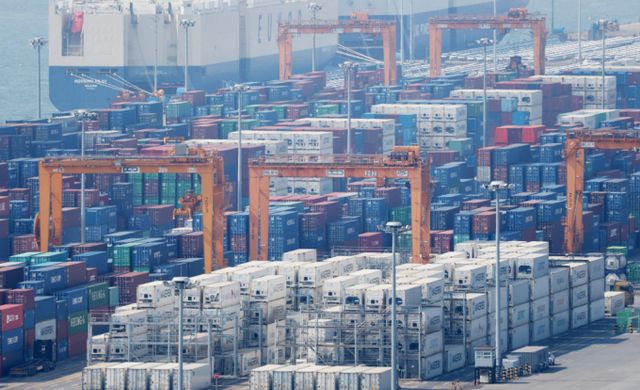 31일 오후 경기 평택시 포승읍 평택항 수출 야적장에 컨테이너들이 쌓여있다. / 사진=뉴스1 김영운 기자 