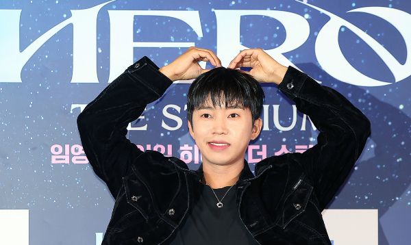 가수 임영웅의 팬클럽 '영웅시대'가 산불 피해 복구를 위해 약 6억원을 기부했다. 사진은 임영웅이 지난해 8월22일 서울 CGV 용산아이파크몰에서 열린 '임영웅 아임 히어로 더 스타디움' 무대인사에 참석해 포즈를 취한 모습. /사진=뉴스1