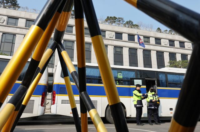 헌법재판소는 1일 윤석열 대통령 탄핵 심판 선고기일을 오는 4일 오전 11시에 진행한다고 밝혔다. 사진은 1일 서울 종로구 헌법재판소의 깃발이 바람에 날리는 모습. /사진=뉴스1