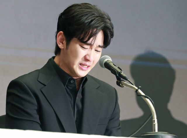 배우 김수현이 자신을 둘러싼 모든 의혹을 전면 부인한 가운데, 디즈니+ 본사가 드라마 '넉오프' 공개에 대해 "예정이 없다"고 밝혔다.사진은 지난달 31일 오후 서울 마포구 상암동 스탠포드호텔에서 진행된 기자회견에서 최근 불거진 사생활 논란에 대해 입을 연 배우 김수현. /사진=스타뉴스