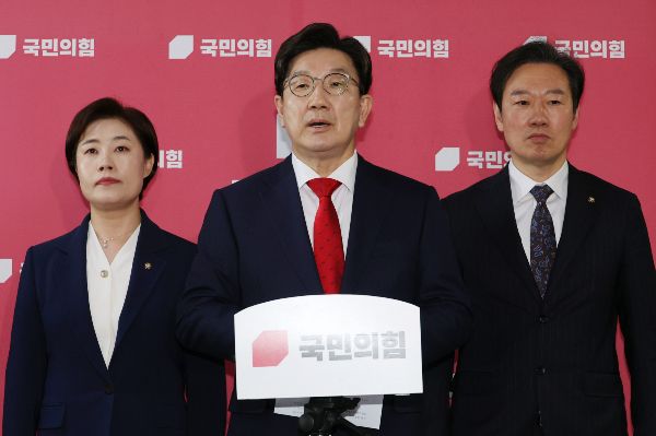 국민의힘은 헌법재판소가 윤석열 대통령 탄핵심판 선고기일을 오는 4일로 지정한 것에 대해 승복 메시지를 전했다. 사진은 권성동 국민의힘 원내대표가 1일 윤석열 대통령 탄핵심판 선고기일이 정해진 것에 대해 브리핑하는 모습. /사진=뉴스1