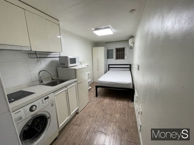 서울 서대문구 창천동에 위치한 반지하 원룸의 내부 모습. /사진=이소연 기자