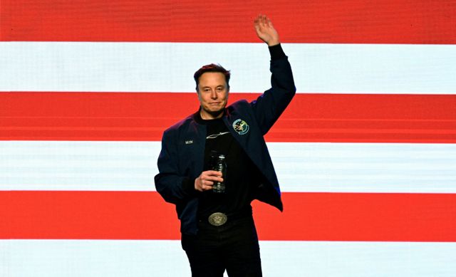 일론 머스크 테슬라 CEO가 포브스 선정 억만장자 순위 1위를 기록했다. 사진은 머스크가 지난달 30일(현지시각) 미국 위스콘신주 그린베이에서 대법원 후보를 지지하는 모습. /사진=로이터