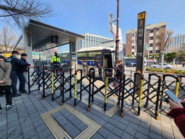 헌재 인근 지하철인 안국역이 일부 출구가 폐쇄된 모습. /사진=뉴스1
