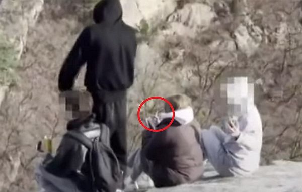 국립공원인 북한산에서 외국인들이 흡연하고 담배꽁초를 무단 투기하는 모습이 포착됐다. 사진은 북한산에서 외국인들이 흡연하는 모습. /사진=JTBC '사건반장' 캡처