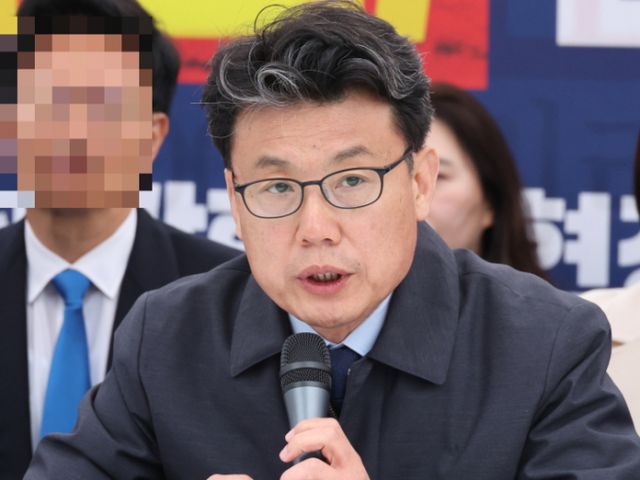 진성준 더불어민주당 정책위의장이 최상목 부총리 겸 기획재정부 장관의 즉각 퇴진을 요구했다. 사진은 진성준 더불어민주당 정책위의장이 지난달 27일 오전 서울 종로구 광화문 앞 더불어민주당 천막 당사에서 열린 광화문 천막 당사 정책조정회의에 참석해 발언하고 있는 모습. /사진=뉴시스
