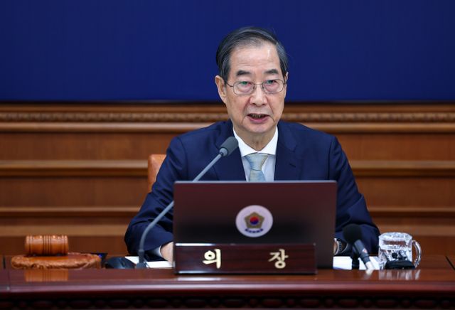 한덕수 대통령 권한대행 국무총리가 1일 '상법 개정안'에 대해 재의요구권(거부권)을 행사하겠다고 밝혔다. 사진은 한 권한대행이 1일 정부서울청사에서 열린 국무회의에서 발언하는 모습. /사진=뉴시스