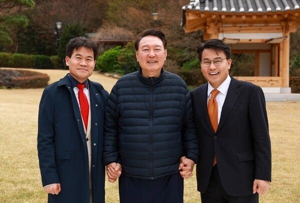 한국사 강사 전한길씨가 대통령 관저에서 윤석열 전 대통령과 비공식 면담을 가졌다. 사진은 왼쪽부터 한국사 강사 전한길씨, 윤석열 전 대통령, 윤상현 국민의힘 의원의 모습. /사진=전한길뉴스 캡처