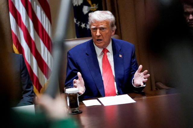 미국증시가 10일(현지시각) 급락했다. 사진은 도널드 트럼프 미국 대통령이 이날 미국 워싱턴 D.C. 백악관에서 열린 내각 회의에 참석한 모습. /사진=로이터