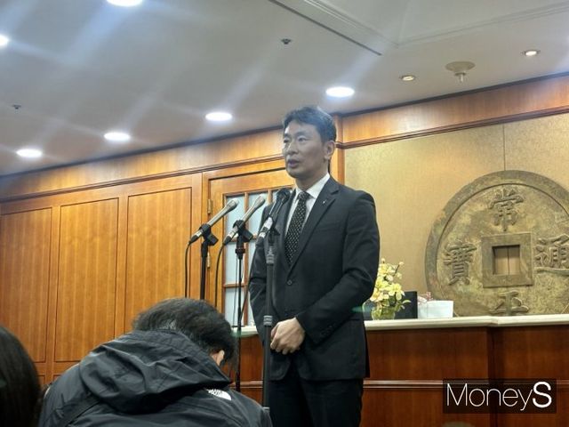 이복현 금융감독원장이 더불어민주당의 상법 재의요구 재표결 중단 관련해 10일 의견을 밝혔다. 사진은 이 금감원장이 이날 오전 여의도 금융투자협회에서 자산운용사 CEO(최고경영자) 간담회 후 백브리핑 진행 모습. /사진=머니S 이예빈 기자