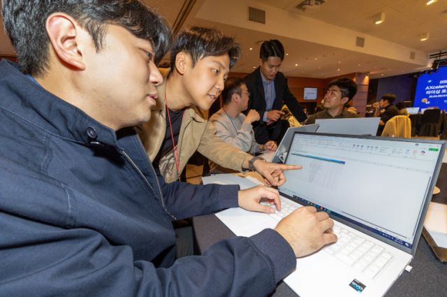 KT는 9일 노보텔 앰배서더 서울 동대문에서 62개 AXcelerator TF의 리더와 사내 AX 코치가 참여한 가운데 'AXcelerator TF 킥오프 행사'를 열고 본격적으로 TF 활동을 시작했다. 사진은 행사에 참여한 TF 리더들이 AI 중심의 문제 해결을 위한 토론을 진행하고 있는 모습. /사진=KT