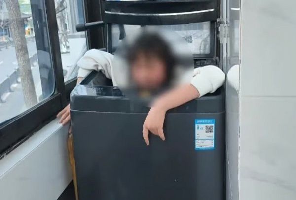 12세 소녀가 엄마에게 꾸중을 들은 후 세탁기에 들어갔다가 갇히는 황당한 사건이 발생했다. 사진은 A양이 통돌이 세탁기에 갇힌 모습. /사진=사우스차이나모닝포스트(SCMP) 캡처