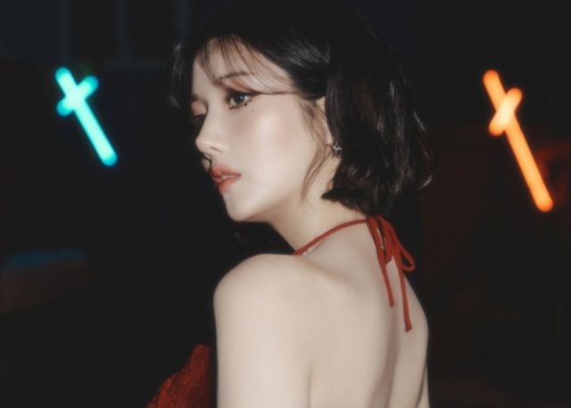 가수 권은비가 과감한 백리스룩으로 시선을 사로잡았다. /사진=권은비 인스타그램