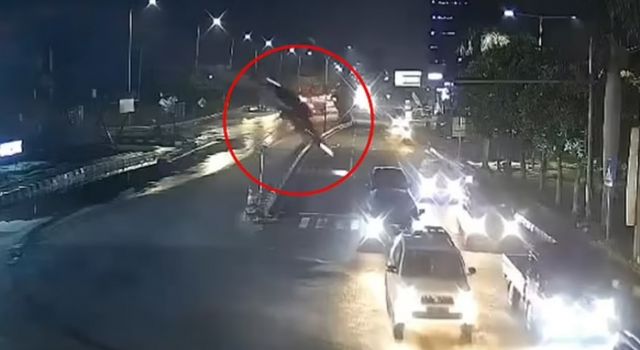 완공되지 않은 도로를 달리다가 12m 높이 고가도로에서 떨어진 운전자가 무사히 착지해 살아남았다. 사진은 고가도로에서 떨어진 차량의 모습. /사진=데일리메일 캡처