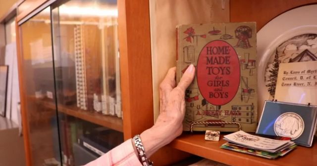 미국 뉴저지 오션카운티 도서관에서 99년 동안 연체됐던 책이 반납되는 일이 벌어져 화제다. 사진은 99년 만에 반납된 책 '소녀와 소년을 위한 집에서 만드는 장난감'의 모습. /사진=CNN 홈페이지 캡처