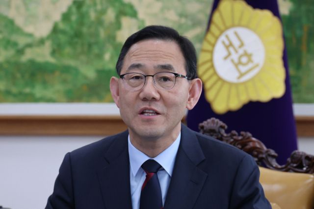 국민의힘 헌법개정특별위원회(개헌특위)가 10일 중임 분권형 대통령제와 책임총리제 도입을 골자로 하는 5대 개헌안을 제시했다. 사진은 주호영 국민의힘 개헌특위 위원장이 10일 오후 서울 여의도 국회에서 개헌 관련 기자간담회를 하고 있는 모습. /사진=뉴시스