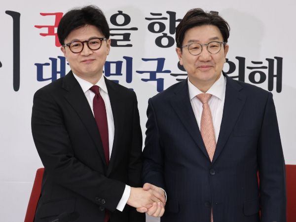 국민의힘이 제21대 대통령 후보 선출을 위한 당내 경선에서 결선투표를 실시한다. 사진은 한동훈 전 국민의힘 대표가 10일 오후 서울 여의도 국회에서 권성동 원내대표를 예방하는 모습. / 사진=이미지투데이