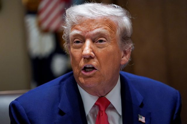 도널드 트럼프 미국 대통령이 중국에 부과한 관세가 합계 145%다. 사진은 트럼프 대통령이 지난 10일(현지시각) 미국 워싱턴D.C 백악관에서 열린 내각회의에 참석해 연설하는 모습. /사진=로이터