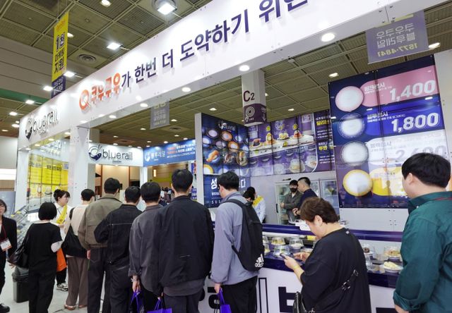 2025 IFS 프랜차이즈 창업·산업박람회 쿠우쿠우 부스에서 진행한 시식 행사 모습. /사진=쿠우쿠우