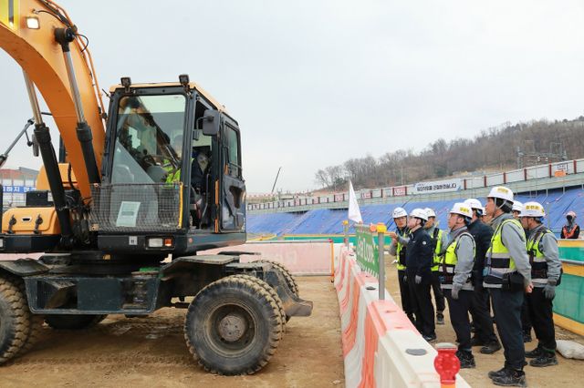 삼성물산과 중부고용노동청이 건설현장 안전 전방위 협력 확대를 위한 업무협약을 맺었다. 사진은 삼성물산과 중부고용노동청 관계자들이 협약식 이후 스마트 안전 기술 시연을 둘러보는 모습. /사진=삼성물산