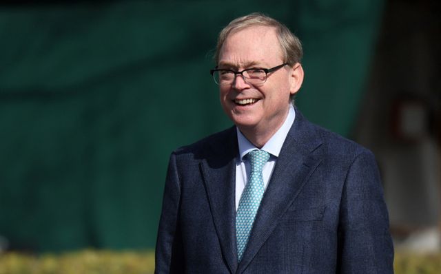 케빈 해싯 미국 백악관 국가경제위원회(NEC) 위원장이 상호관세 인하 협상에 대해 15개국 이상에서 제안받았다고 밝혔다. 사진은 해싯 위원장이 지난달 7일(현지시각) 미국 워싱턴D.C 백악관에서 기자들과 만난 모습. /사진=로이터