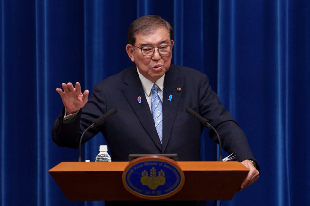 일본 정부가 미국 관세 부과로 인한 물가 상승 대응 방안으로 전 국민에 4~5만엔(약 39만8064~49만7645원) 지급을 검토 중이다. 사진은 이시바 시게루 일본 총리가 지난 1일 일본 도쿄 총리실에서 기자회견 하는 모습. /사진=로이터 