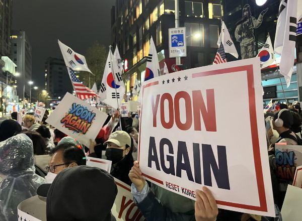 윤석열 전 대통령 파면 이후 보수 집회를 중심으로 재출마설이 나오고 있다. 사진은 윤석열 전 대통령 지지자들이 지난 9일 오후 서울 용산구 이태원동에서 'YOON AGAIN' 문구가 적힌 손피켓을 들고 대선 재출마 등을 요구하고 있는 모습. /사진=뉴스1