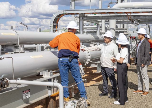 장인화 포스코그룹 회장(왼쪽 두 번째)이 9일 호주 퀸즐랜드주 세넥스에너지 가스전 현장을 찾아 사업을 점검하고 있다. /사진=포스코홀딩스
