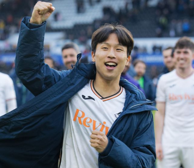 스완지 시티에서 활약 중인 엄지성이 시즌 3호 도움에 성공하며 두 경기 연속 공격 포인트를 기록했다. 사진은 2024-25시즌 스완지 시티에서 활약 중인 엄지성의 모습. /사진=스완지시티 인스타그램 캡처