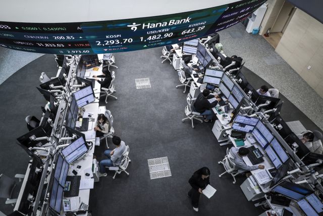  서울 중구 하나은행 딜링룸에서 직원들이 업무를 보고 있다. /사진=뉴시스 