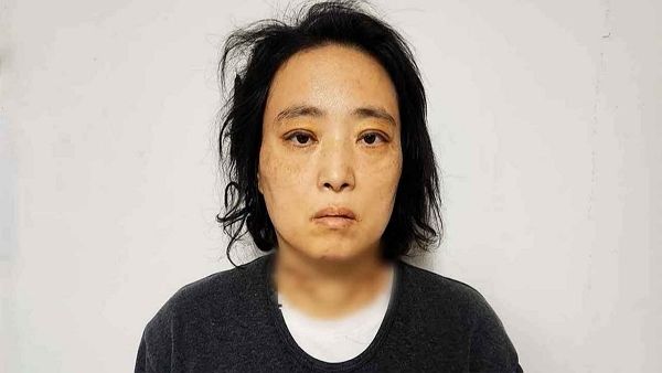  대전 초등생 살해 사건 피고인 교사 명재완의 첫 공판이 변호인 교체로 다음달로 연기됐다. 사진은 대전 한 초등학교에서 김하늘양을 살해한 여교사 명재완 모습. /사진=대전경찰청 제공