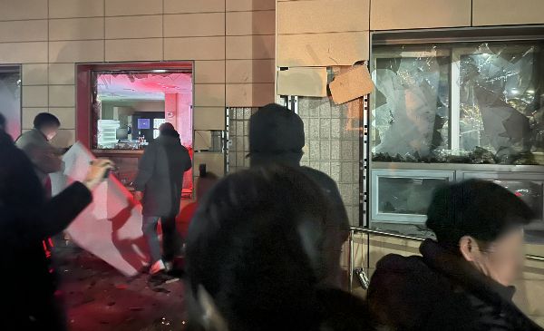 서울서부지법에 난입해 난동을 부린 가담자가 우발적 범행을 주장했다. 사진은 지난 1월19일 윤석열 전 대통령에 대한 구속영장이 발부되자 서울 서부지법에 난입해 난동을 부리는 지지자들 모습. /사진=뉴스1