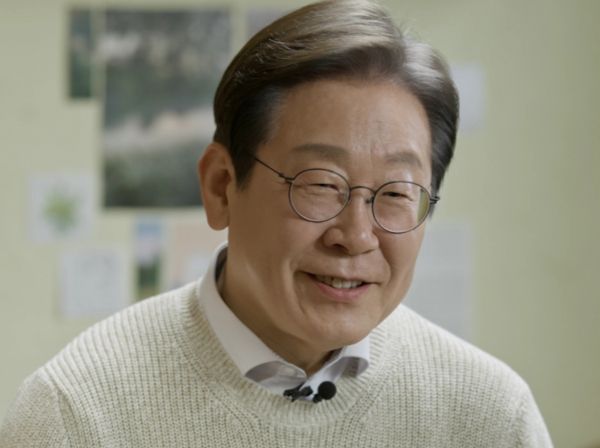 이재명 더불어민주당 전 대표가 국민의힘 대선주자들과 양자 대결에서 모두 앞선다는 여론조사 결과가 나왔다. 사진은 이재명 전 더불어민주당 대표가 지난 10일 공개한 제21대 대통령 선거 출마 영상. /사진=유튜브 채널 '이재명' 캡처