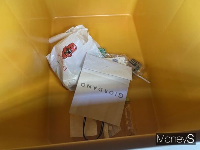 지난 8일 오후 방문한 서울 영등포구 여의도한강공원에서 대부분의 시민들은 일회용기를 사용하고 있었다. 사진은 플라스틱, 캔 등 쓰레기가 버려져 있는 여의도한강공원 배달존3 다회용기 반납함 내부 /사진=이소연 기자