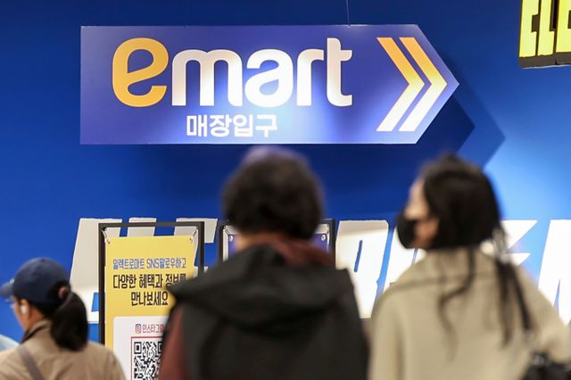 정용진 회장 취임 2년차를 맞은 이마트의 연결기준 1분기 추정 실적이 매출 7조3172억원, 영업이익 1123억원으로 각각 전년 동기 대비 1.5%, 138.4% 증가했다. 사진은 서울 시내 이마트 매장 모습. /사진=뉴스1