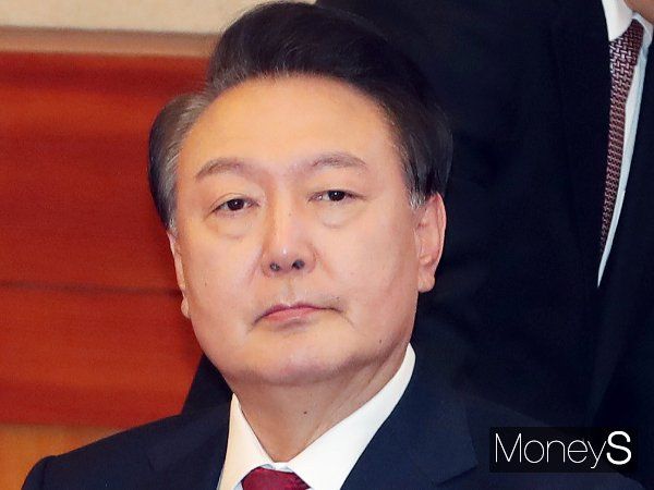 법원이 윤석열 전 대통령의 내란 우두머리 혐의 첫 정식 공판을 앞두고 윤 전 대통령 측의 요청이 있을 경우 지하주차장을 통한 법원 출입을 허용할 예정이라고 밝혔다. 사진은 윤석열 전 대통령이 지난 1월21일 서울 종로구 재동 헌법재판소에서 열린 탄핵심판 3차 변론에 출석한 모습. /사진=임한별 기자